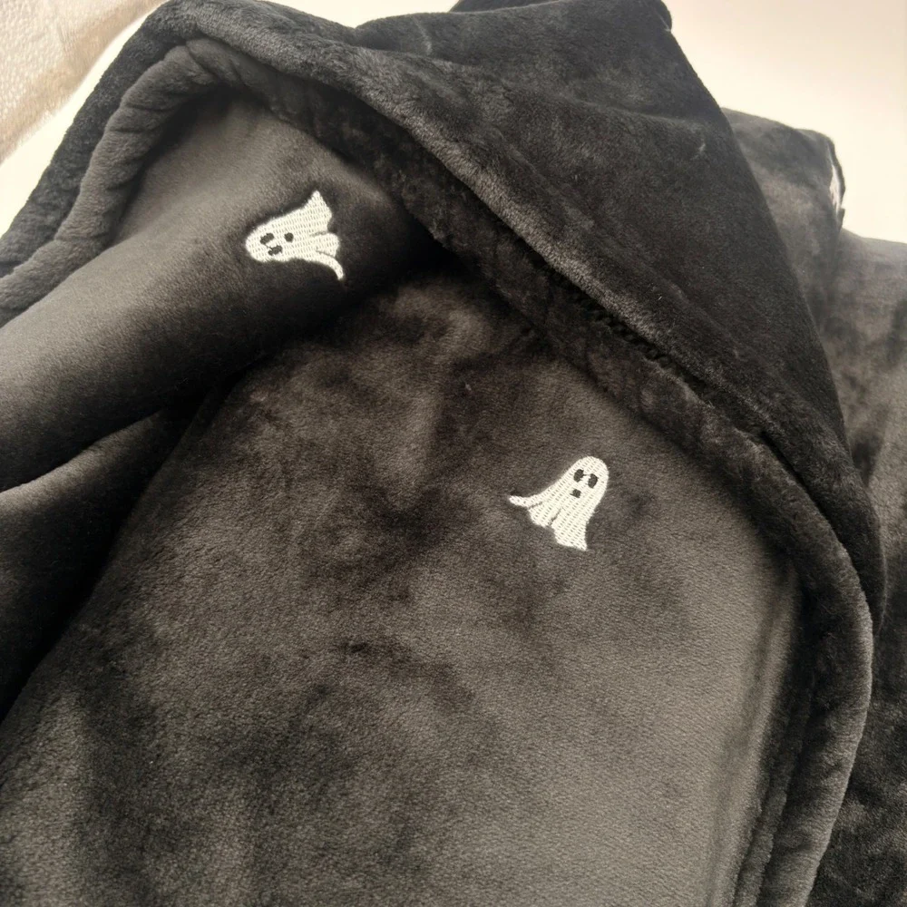Nicole Miller Home Black Ghost Plush Throw Blanket Halloween Spooky 50x70 NEW